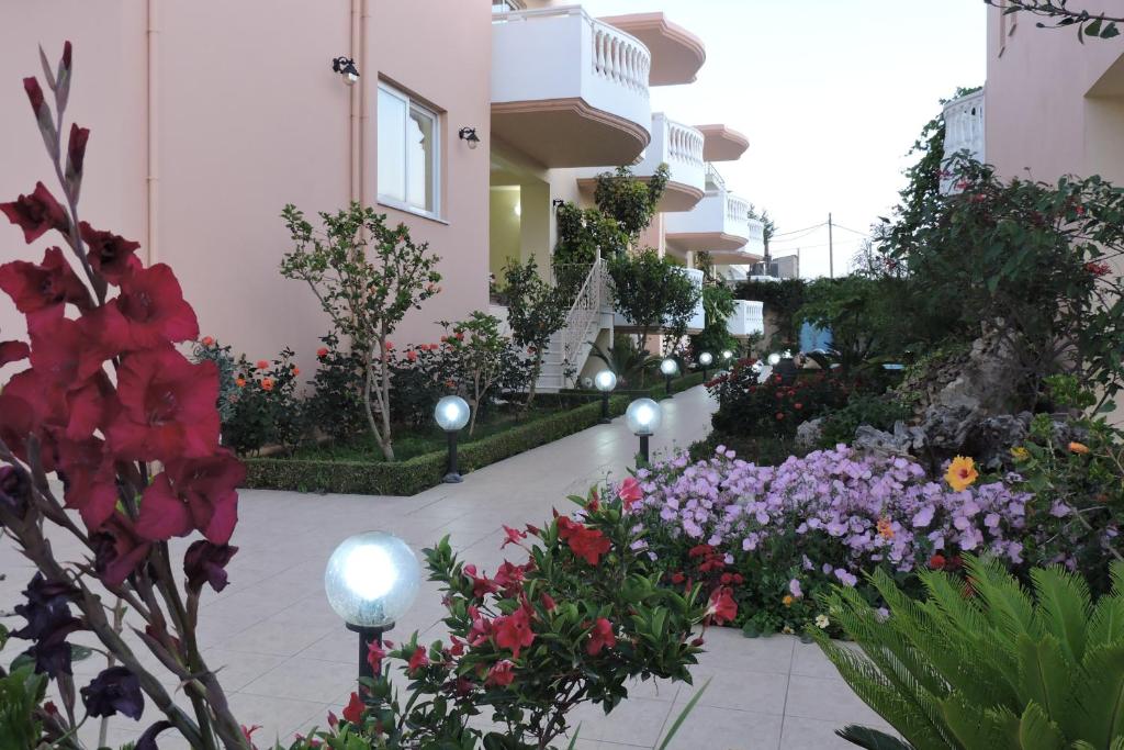 Vonkajšia záhrada v ubytovaní Golden Rose Suites