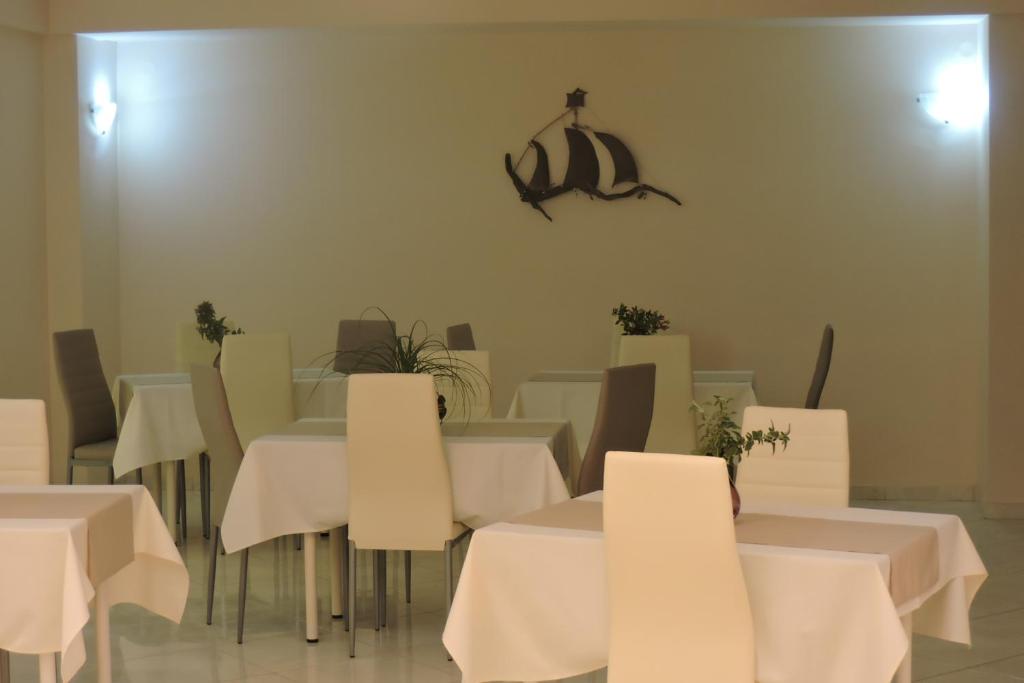 Reštaurácia alebo iné gastronomické zariadenie v ubytovaní Golden Rose Suites