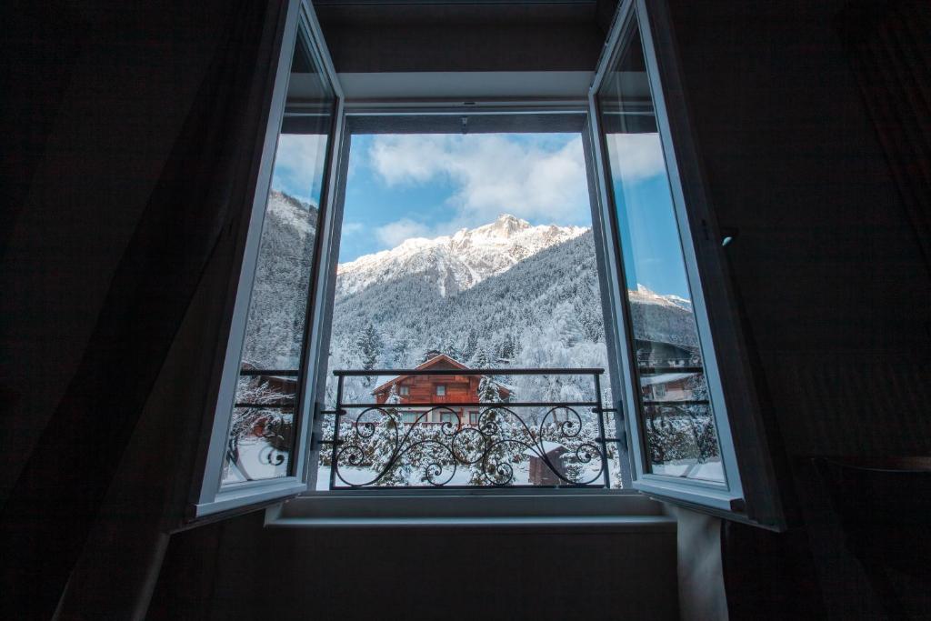 Nespecifikovaný výhled na hory nebo výhled na hory při pohledu z hotelu