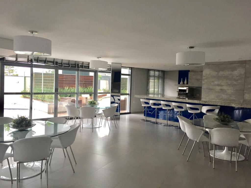  Estudio moderno com linda vista para a Serra