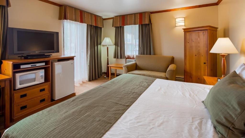 Un pat sau paturi într-o cameră la Hotel Edgewater