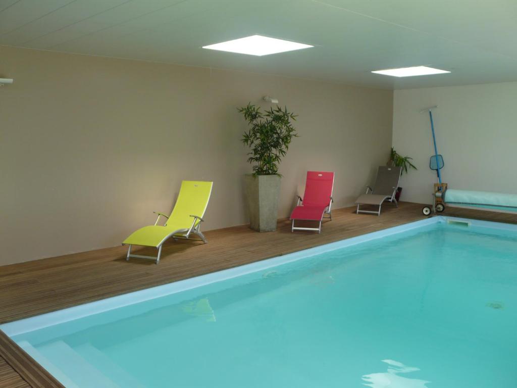 Bazén v ubytování La baie nebo v jeho okolí