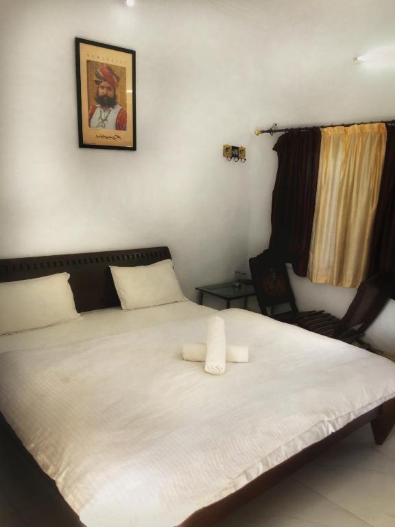 Postel nebo postele na pokoji v ubytování Pushkar Vela Resort