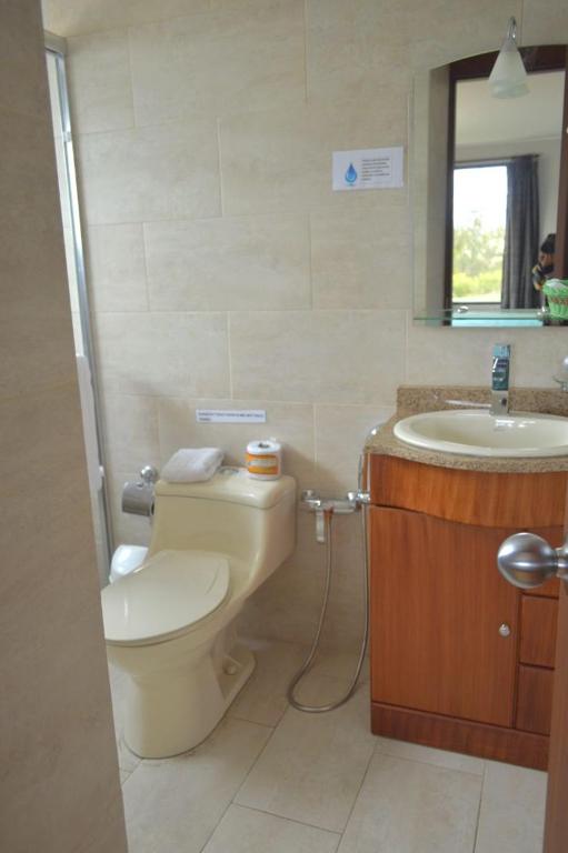 Koupelna v ubytování Quito Airport Suites Hotel