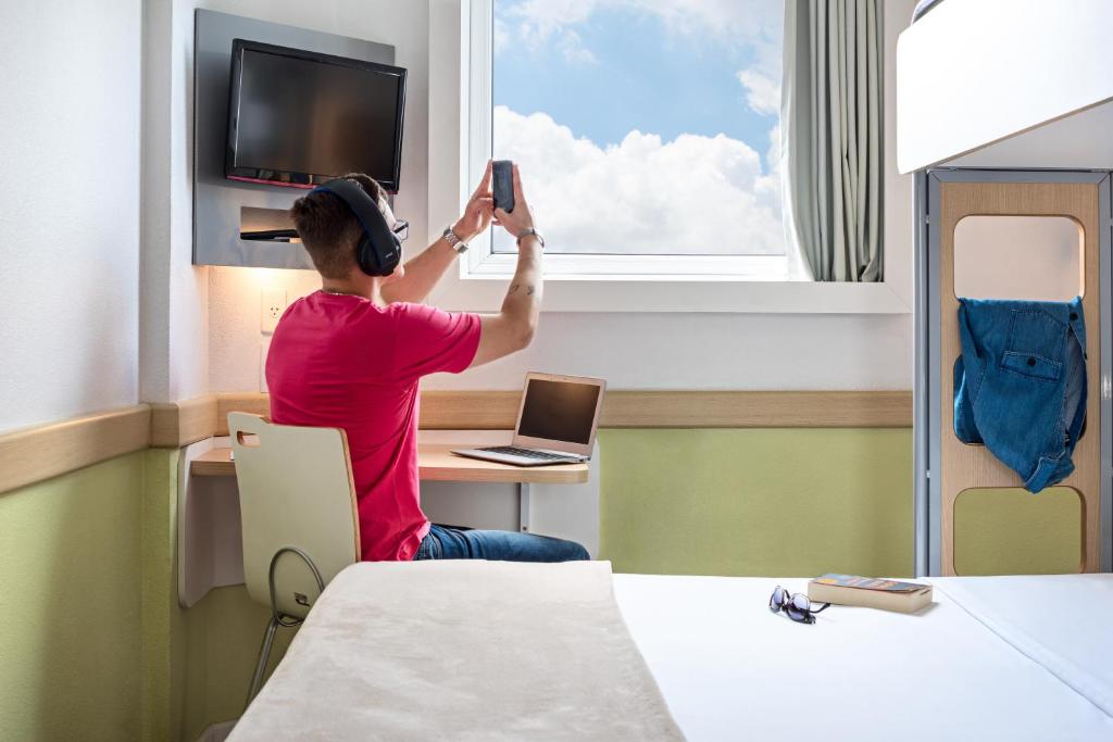 Uma TV ou centro de entretenimento em ibis budget Sao Paulo Jardins