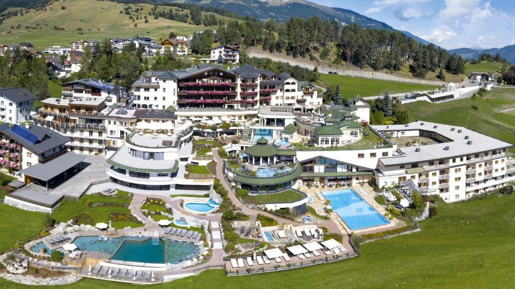 una vista aérea de un hotel con un complejo en Wellnessresidenz Schalber, en Serfaus