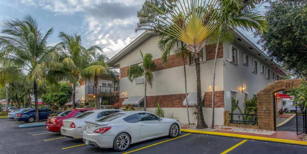 three cars parked in a parking lot in front of a building at Richard's Motel Studios in Hollywood