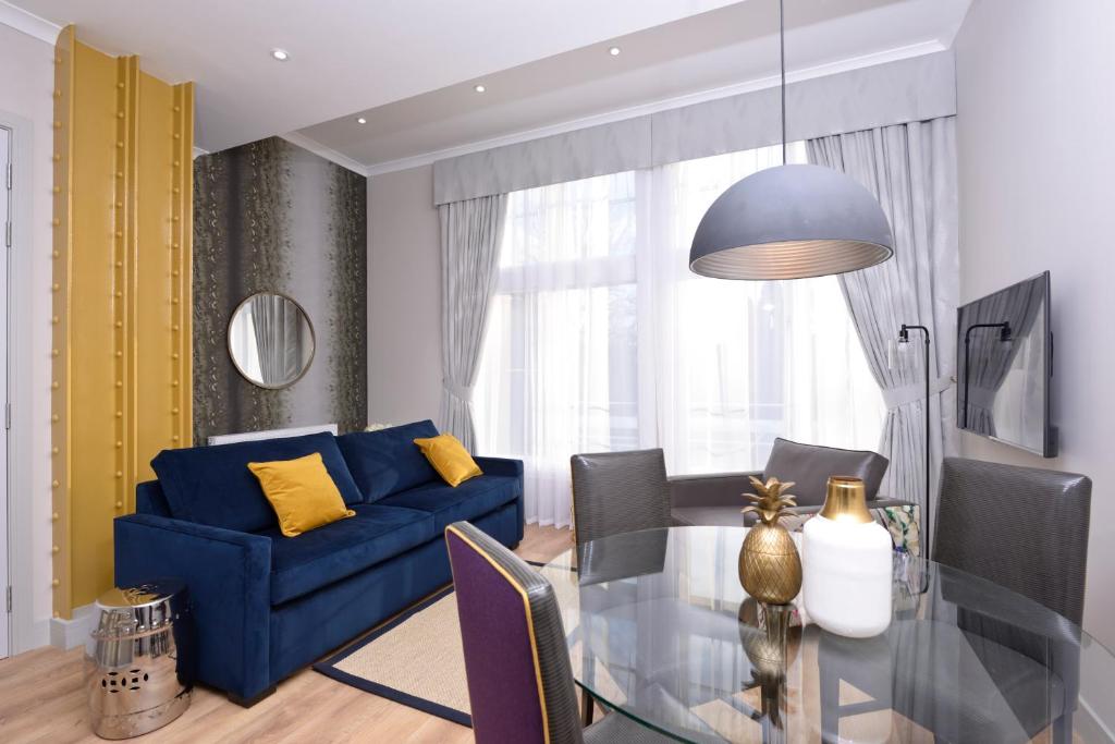 Posezení v ubytování Destiny Scotland Charlotte Square Apartments
