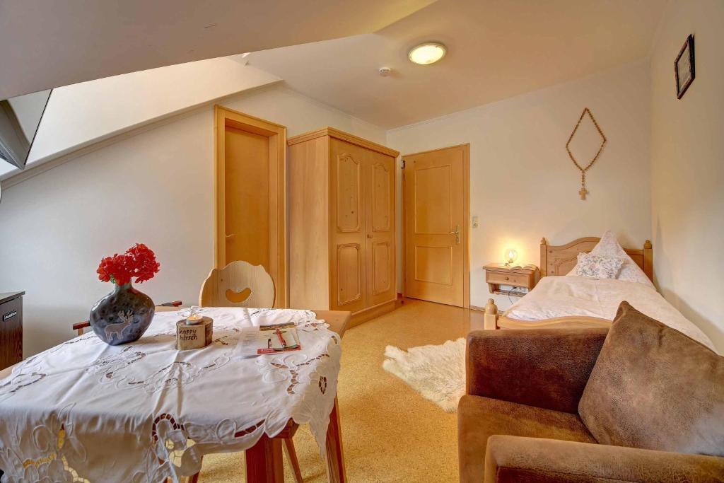 Postel nebo postele na pokoji v ubytování Hotel Hirschenstein