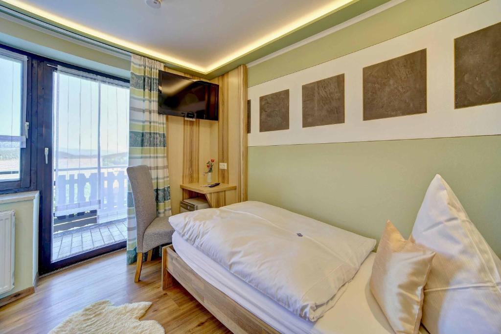Postel nebo postele na pokoji v ubytování Hotel Hirschenstein