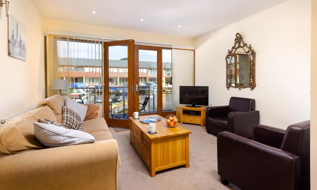 ein Wohnzimmer mit einer Couch und einem Tisch in der Unterkunft Tewitfield Marina in Carnforth