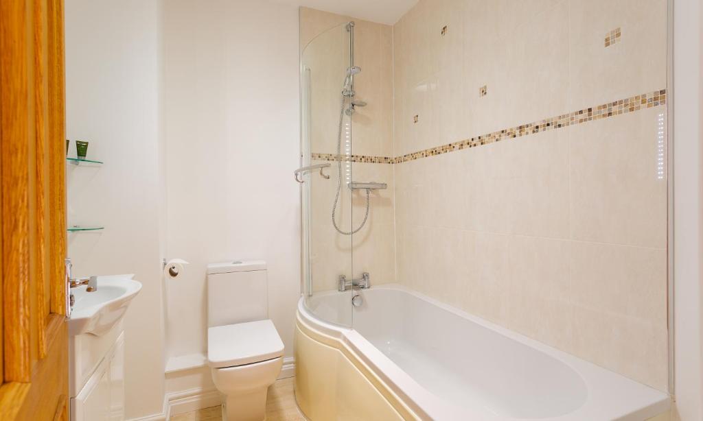 Ein Badezimmer in der Unterkunft Tewitfield Marina