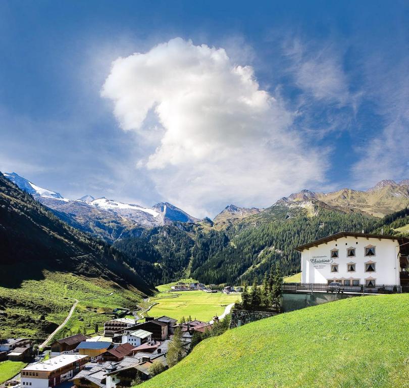 eine Stadt auf einem Hügel mit Bergen im Hintergrund in der Unterkunft Frühstückspension Christina in Tux