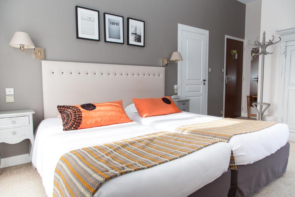 Postel nebo postele na pokoji v ubytování Hotel des Pins