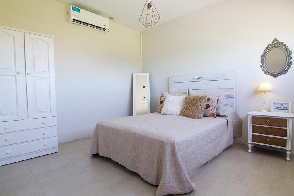 een slaapkamer met een bed, een dressoir en een spiegel bij 126 Suite Mendoza in Suipacha