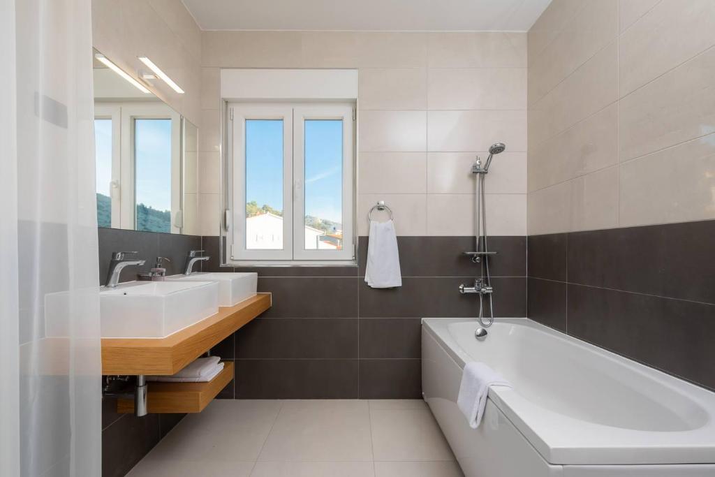 Kúpeľňa v ubytovaní Beachfront Luxury Villa