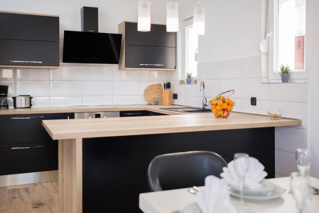 Kuchyňa alebo kuchynka v ubytovaní Beachfront Luxury Villa