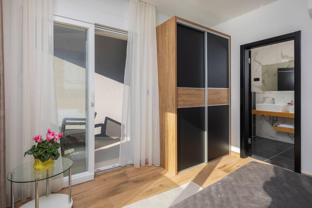 Posteľ alebo postele v izbe v ubytovaní Beachfront Luxury Villa