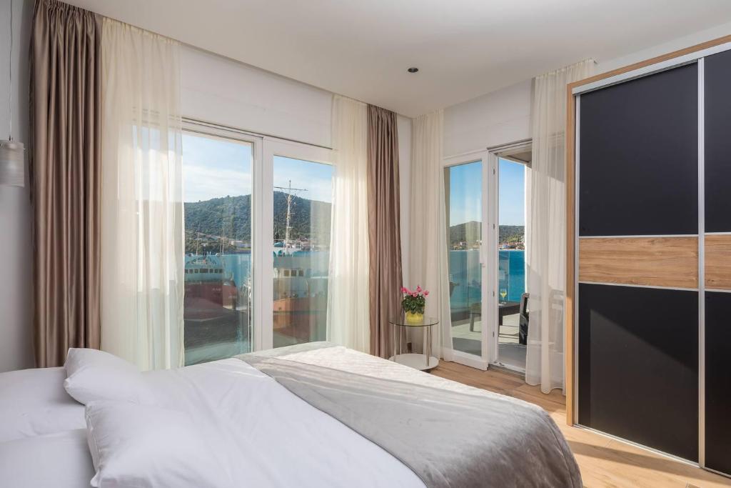 Posteľ alebo postele v izbe v ubytovaní Beachfront Luxury Villa