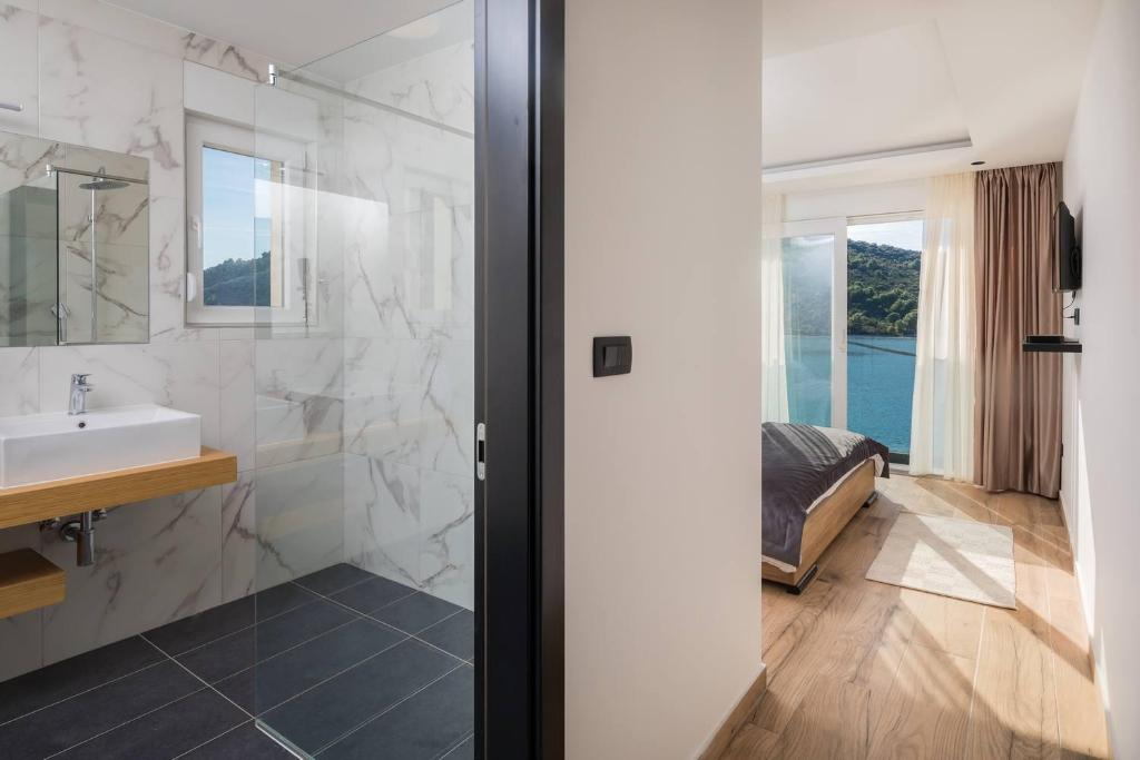 Kúpeľňa v ubytovaní Beachfront Luxury Villa