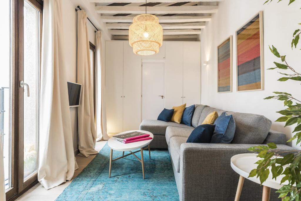 un salon avec un canapé et une table dans l'établissement Waou Sol III - Alquiler de Corta Duración, à Madrid