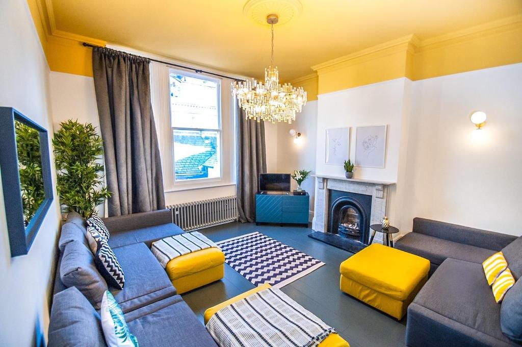 ein Wohnzimmer mit einem Sofa und einem Kamin in der Unterkunft Number Twenty Four Townhouse - Sleeps 22 in Brighton & Hove