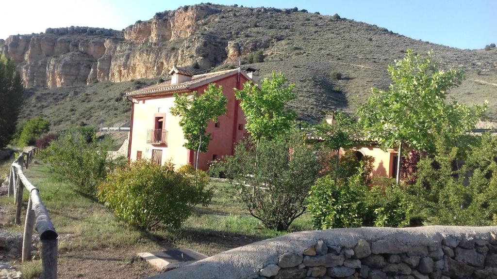 una pequeña casa en medio de una montaña en CASA EL AZUD, en Gea de Albarracín