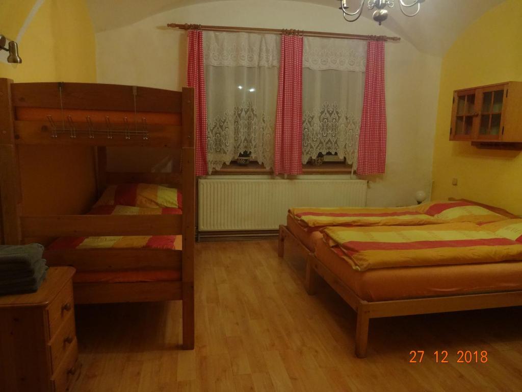 Postel nebo postele na pokoji v ubytování Chalupa-statek Arkáda