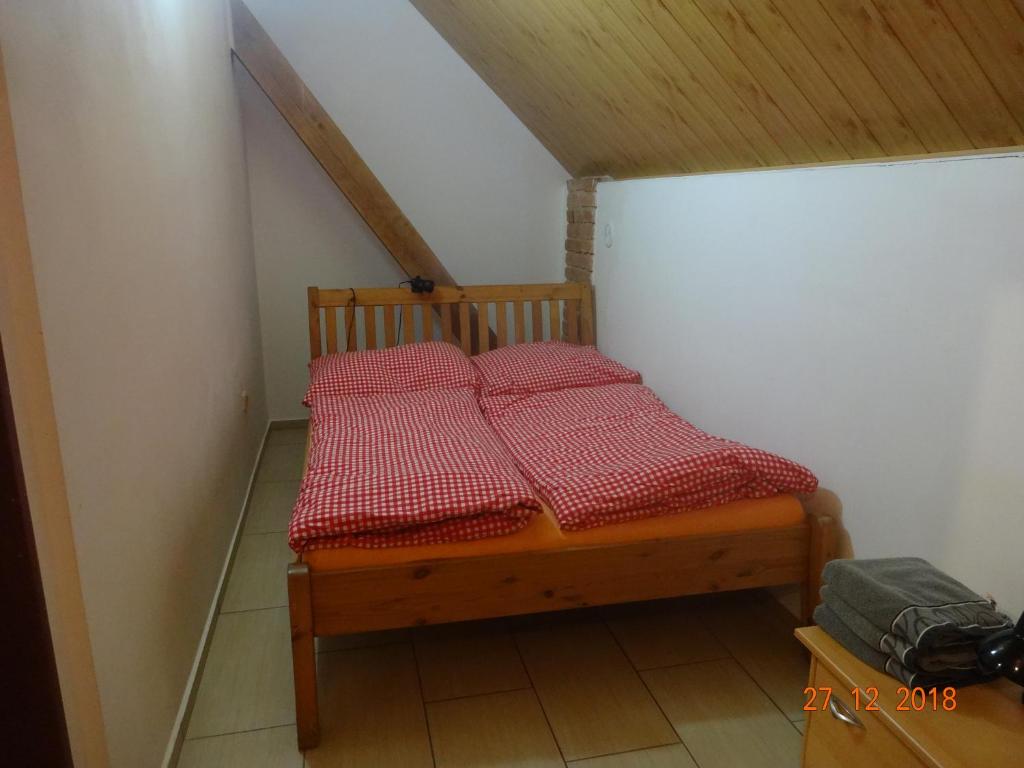 Postel nebo postele na pokoji v ubytování Chalupa-statek Arkáda