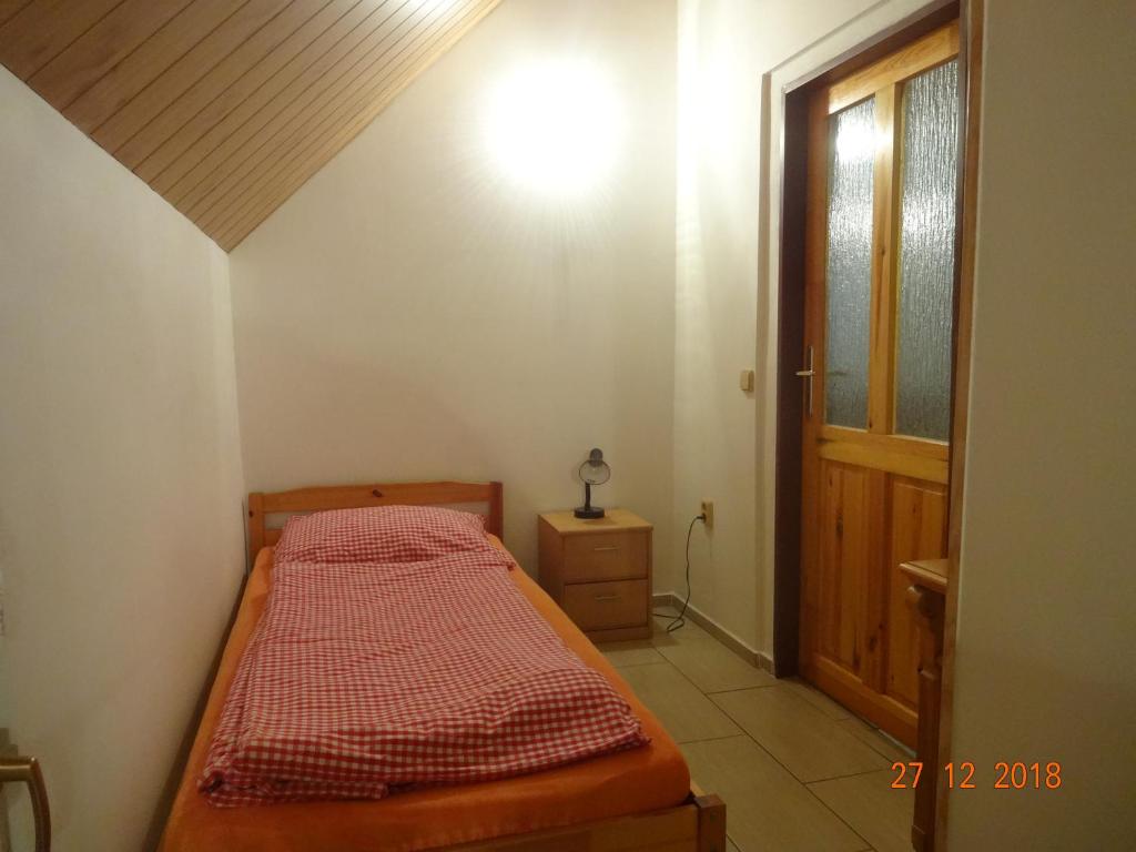 Postel nebo postele na pokoji v ubytování Chalupa-statek Arkáda