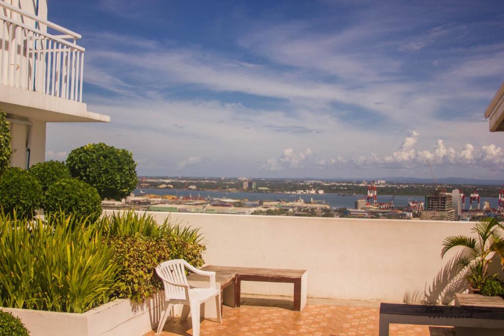 Mabolo Garden Flat A6 with free Rooftop Pool - Standard Apartment