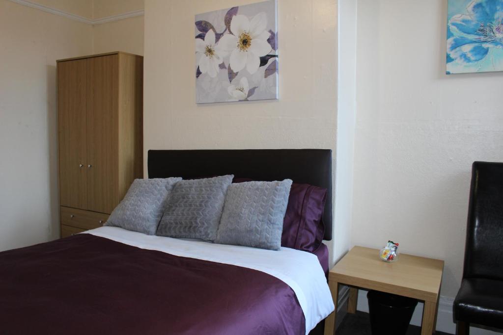 John St Town House - Self Catering - Guesthouse Style - Great Value Family and Double Rooms房間的床