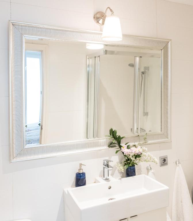 A bathroom at Urban Santa Ana Madrid Centro