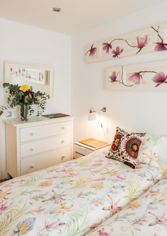 A bed or beds in a room at Urban Santa Ana Madrid Centro