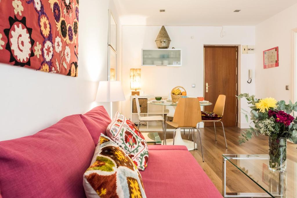 A seating area at Urban Santa Ana Madrid Centro