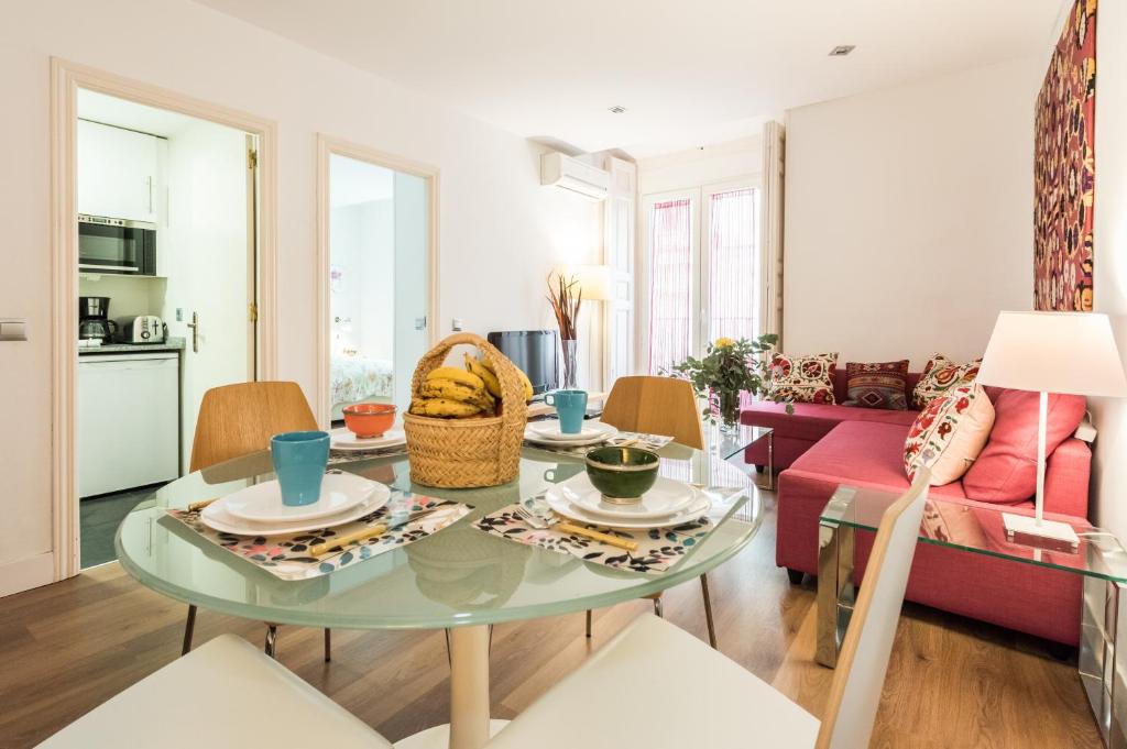 A kitchen or kitchenette at Urban Santa Ana Madrid Centro