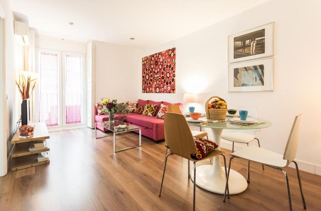A seating area at Urban Santa Ana Madrid Centro