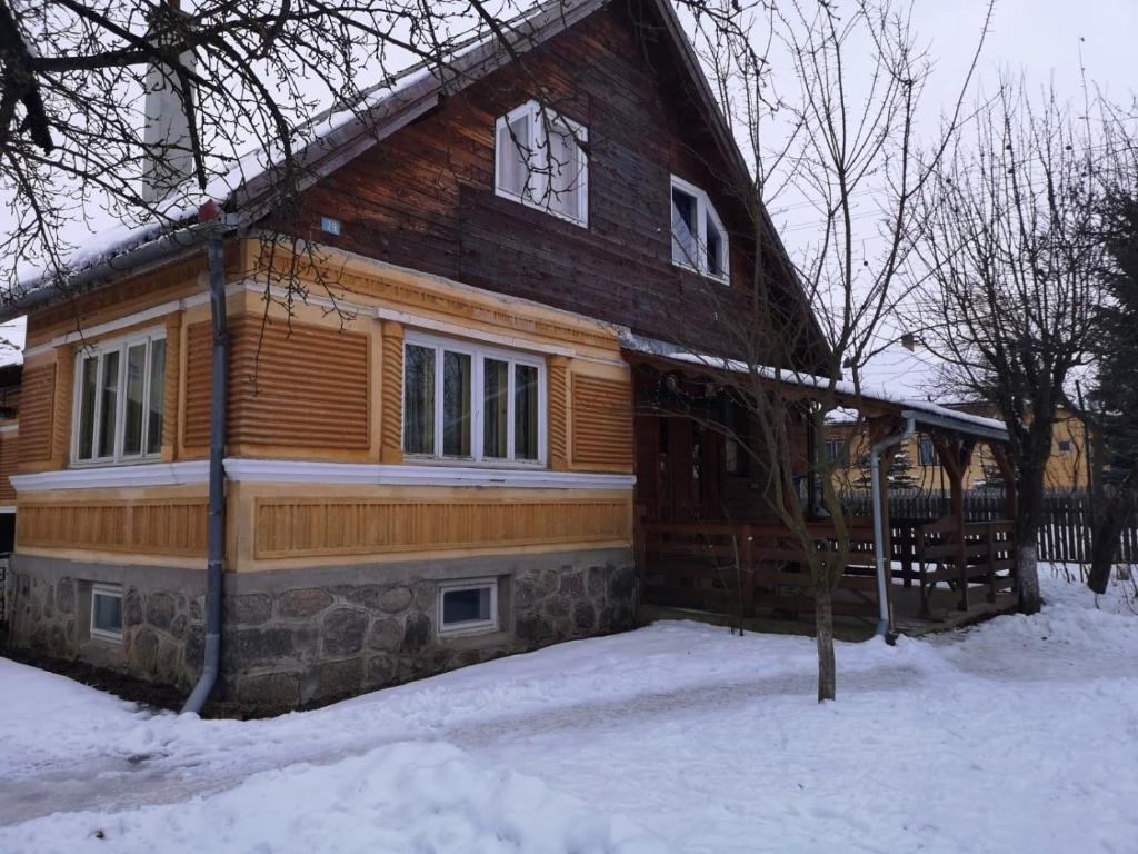 Casa traditionala Subcetate iarna