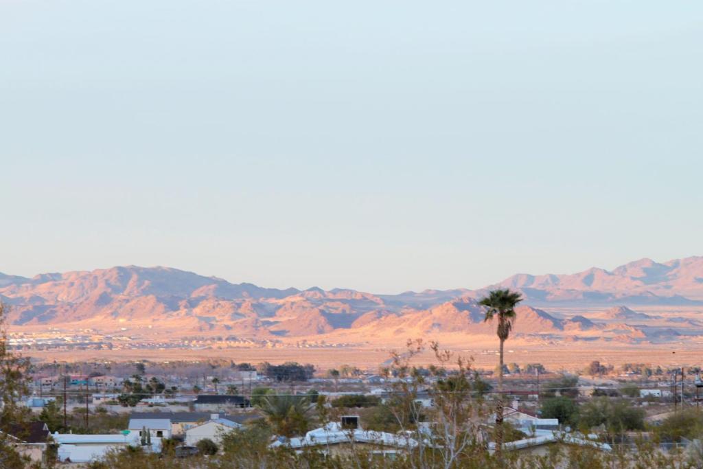 una ciudad en el desierto con una palmera y montañas en 29 Hillside by JTNP Visitor Center, en Twentynine Palms