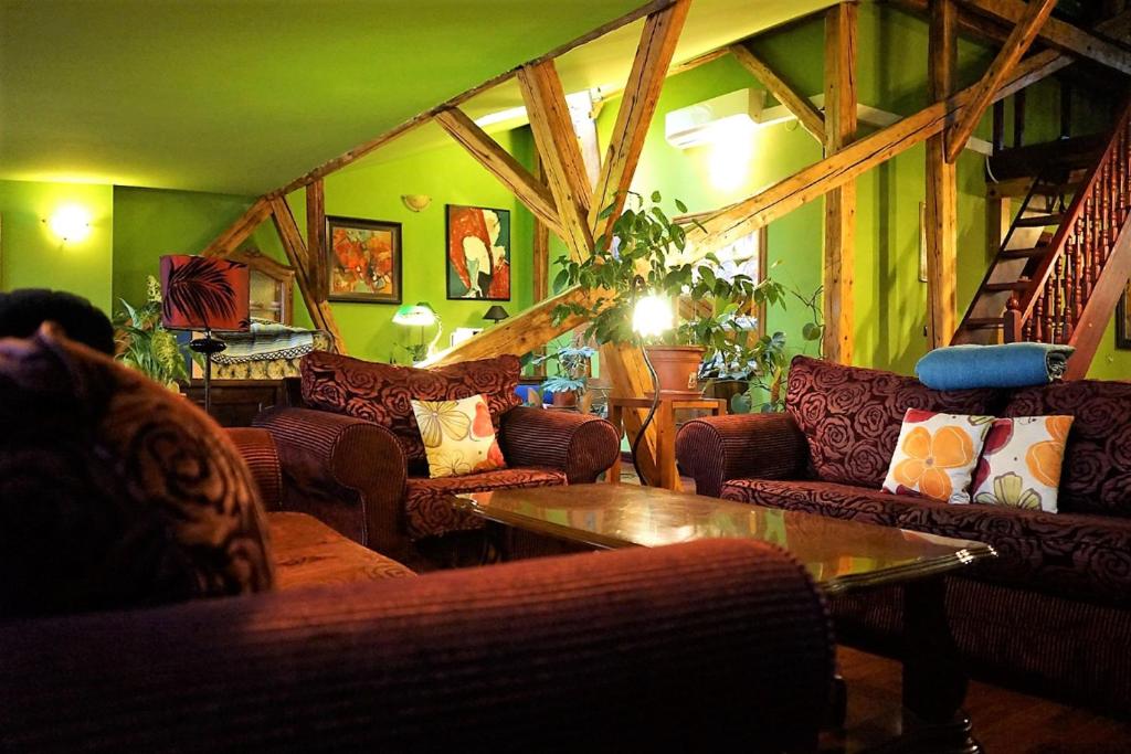 salon z kanapami i stołem w obiekcie Huge Loft in CENTER of Košice w Koszycach
