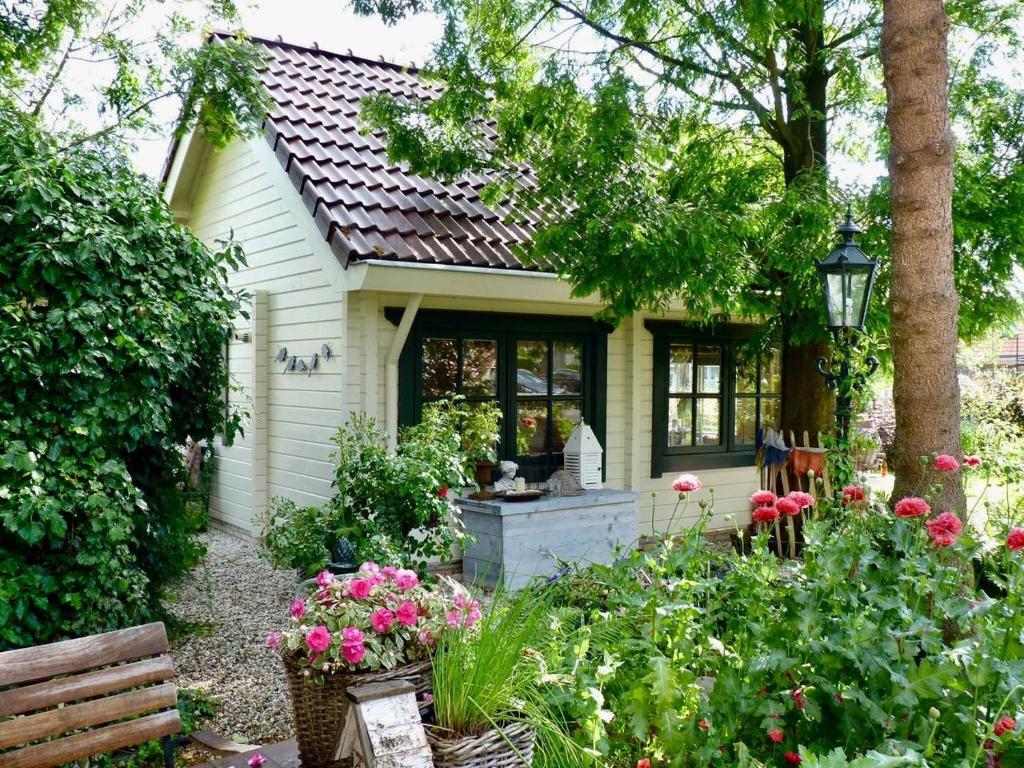 Ce petit cottage dispose d'un jardin fleuri. dans l'établissement COSY & NATURAL *FIREPLACE*GARDEN*2 BIKES, à Heinenoord