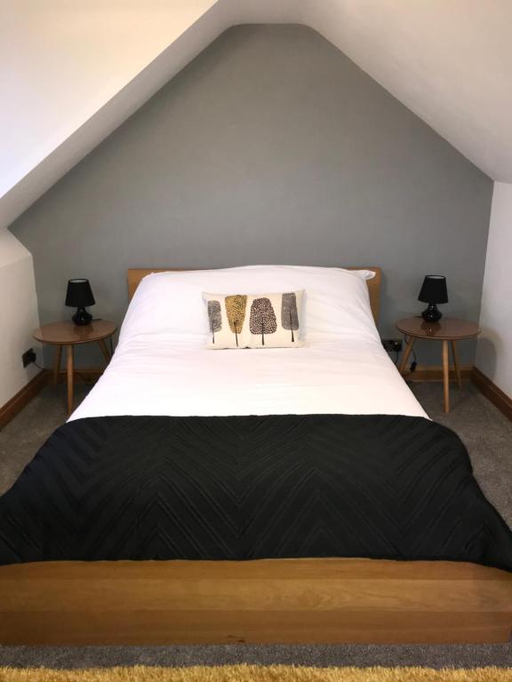 een slaapkamer met een bed met twee lampen erop bij Mooredge B&B in Whitby