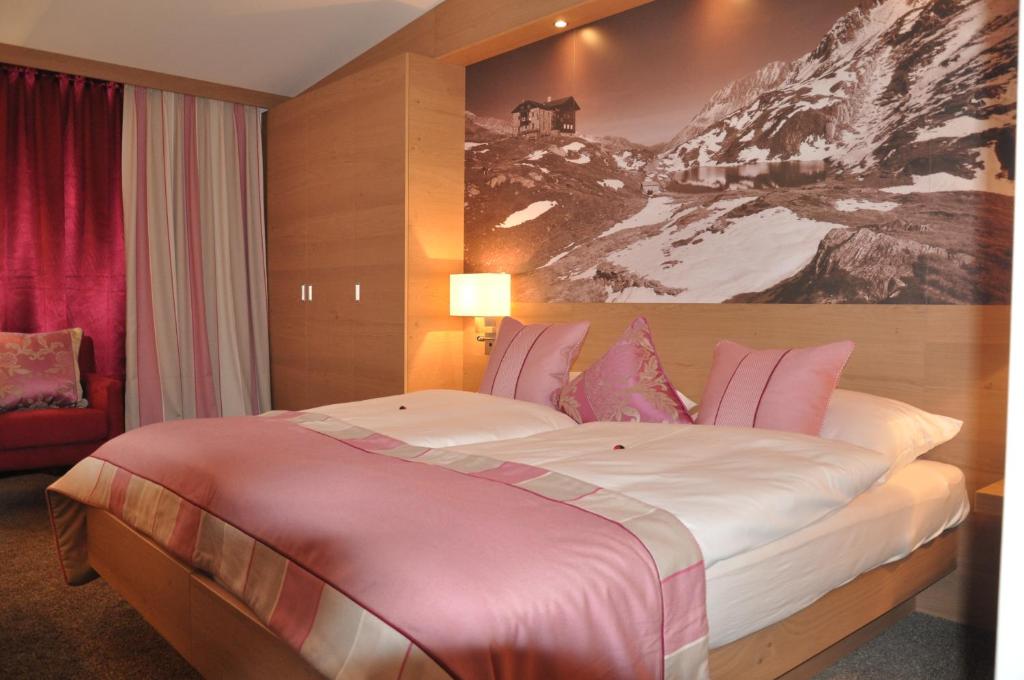 Postel nebo postele na pokoji v ubytování Hotel Goldener Adler Wattens