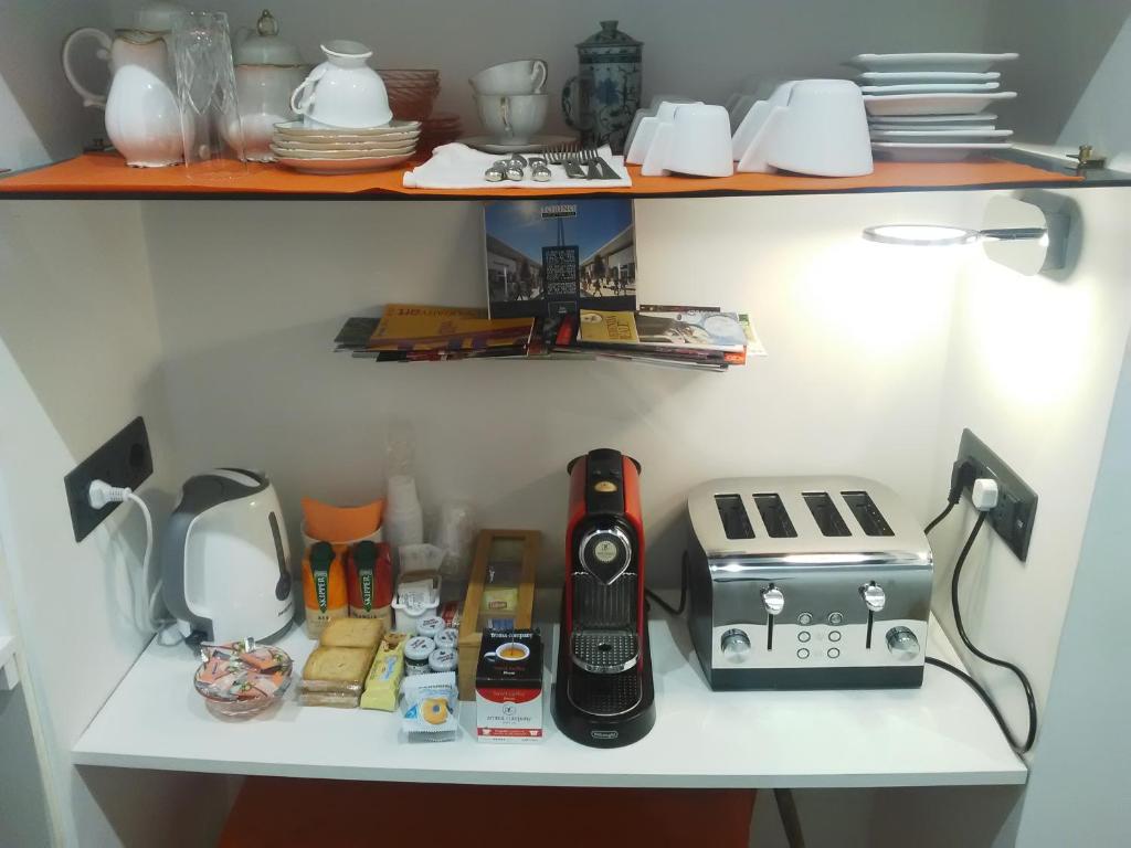 una mensola con macchinetta del caffè e tostapane di Forum a Torino