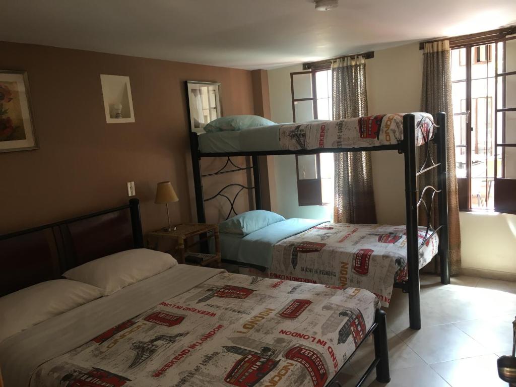 Postel nebo postele na pokoji v ubytování Hostal La Candelaria