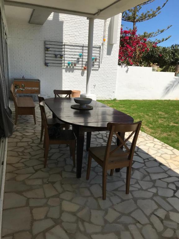 A patio or other outdoor area at 1 de 17 CASA CON JARDÍN PRIVADO A 200m DE LA PLAYA.