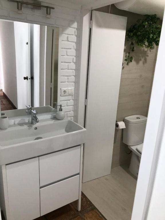 A bathroom at 1 de 17 CASA CON JARDÍN PRIVADO A 200m DE LA PLAYA.