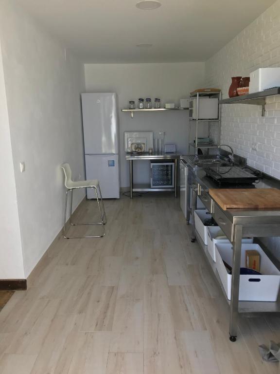 A kitchen or kitchenette at 1 de 17 CASA CON JARDÍN PRIVADO A 200m DE LA PLAYA.