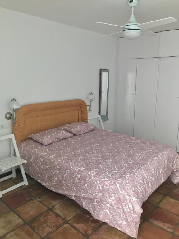 A bed or beds in a room at 1 de 17 CASA CON JARDÍN PRIVADO A 200m DE LA PLAYA.