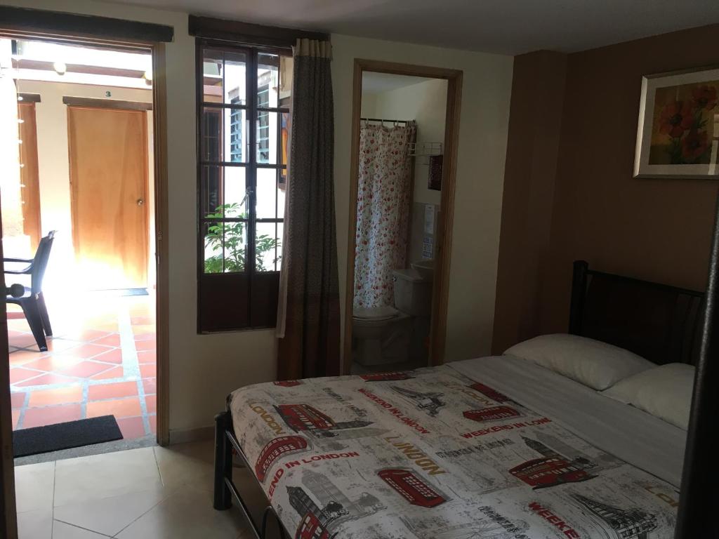 Postel nebo postele na pokoji v ubytování Hostal La Candelaria